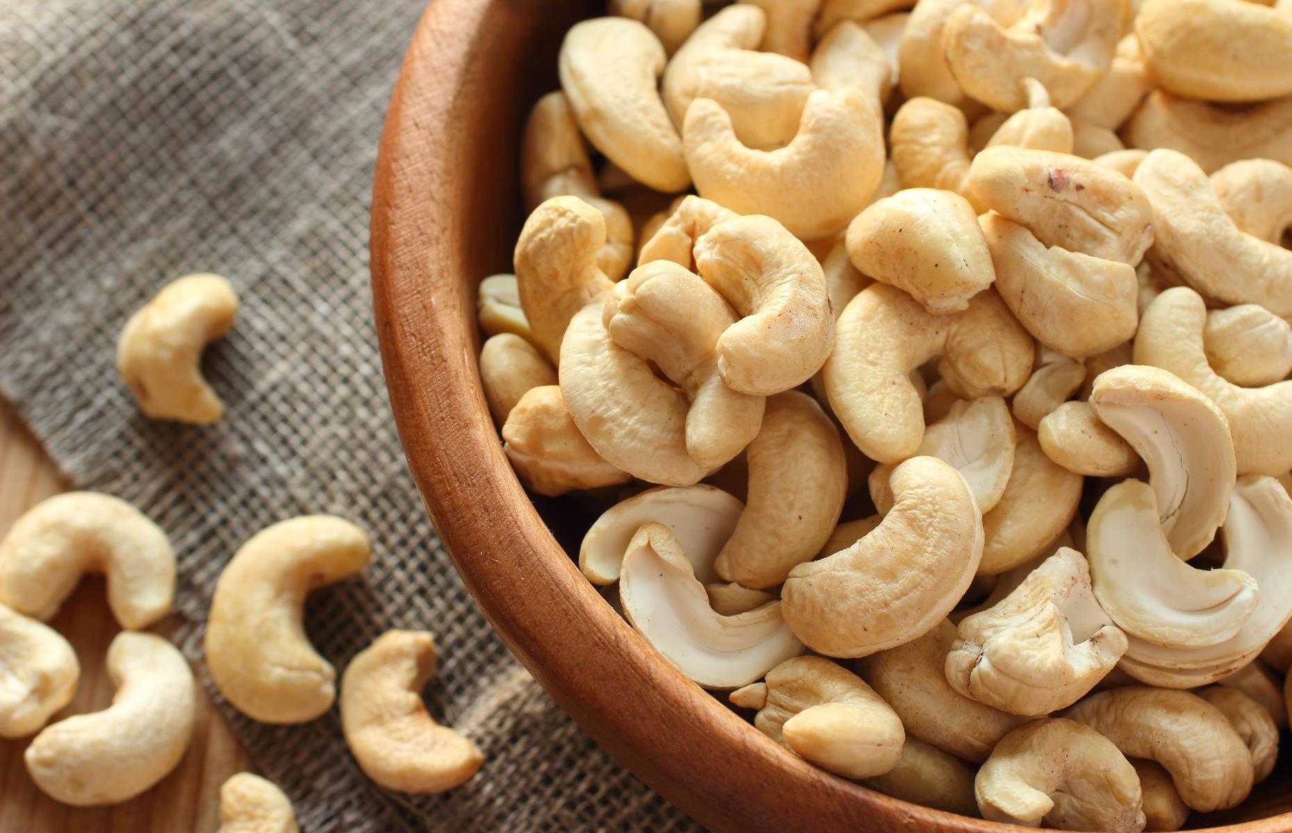 Raw cashews